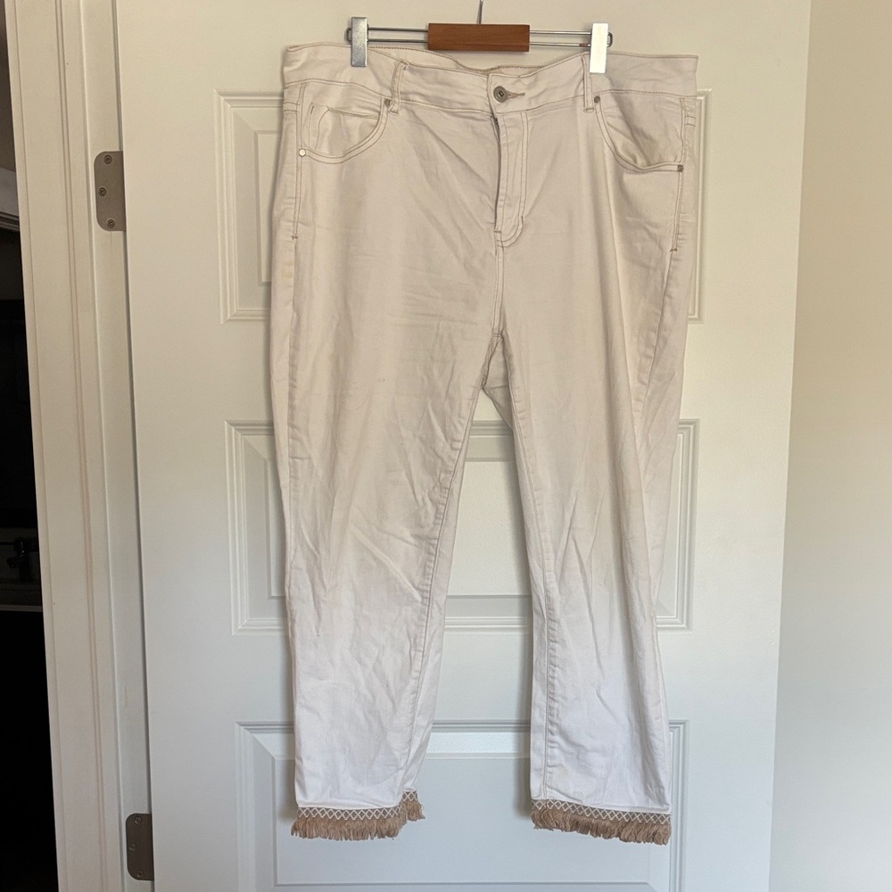CHARLIE B Off-White Cropped Jeans with Fringe Hem